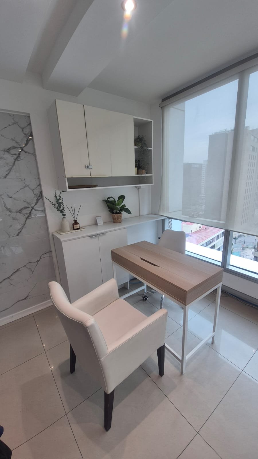 Consulta privada luminosa con vista a Santiago